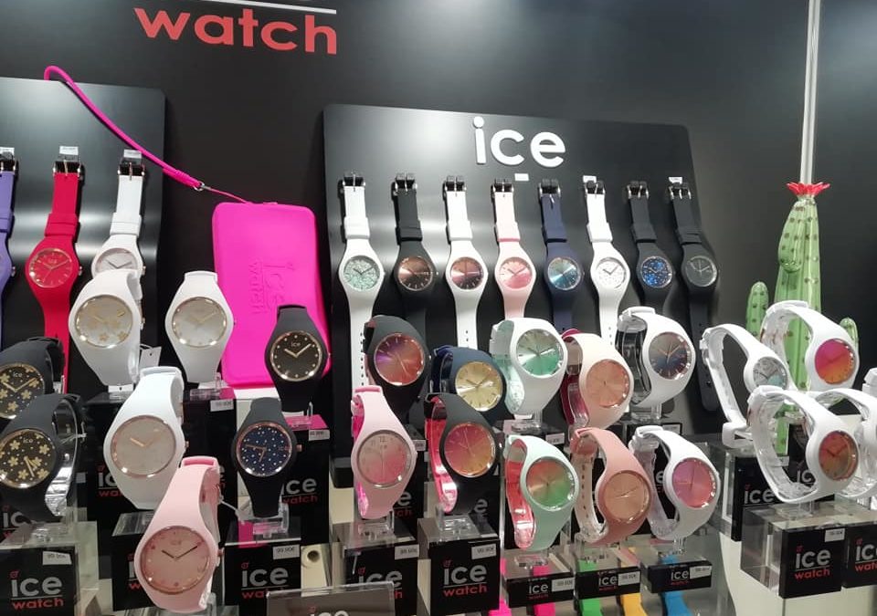 Une montre ice achetée
 1 trousse OFFERTE de la co…
