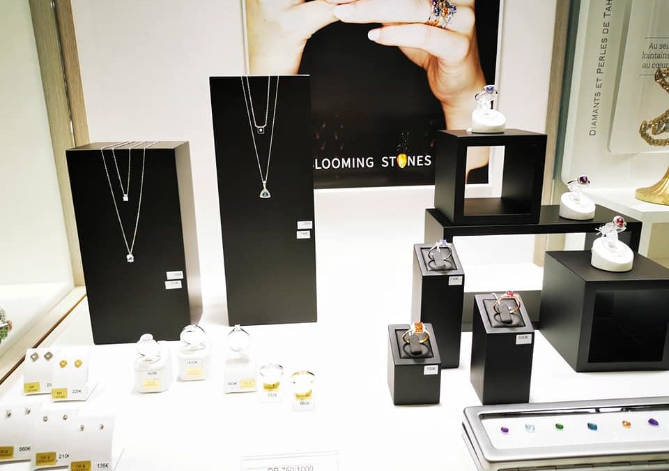 Les vitrines en bijoux or, plaqué or, argent et en…